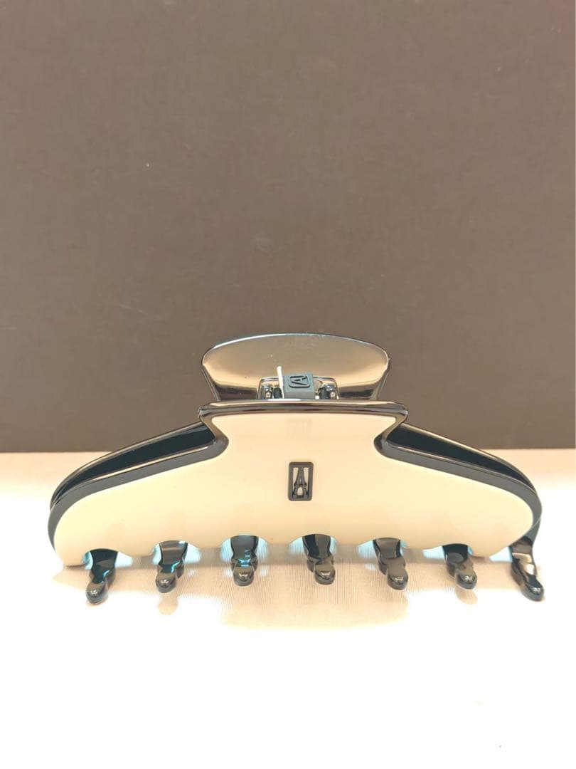 Alexandre de Paris ヘアクリップ ホワイト/ブラック