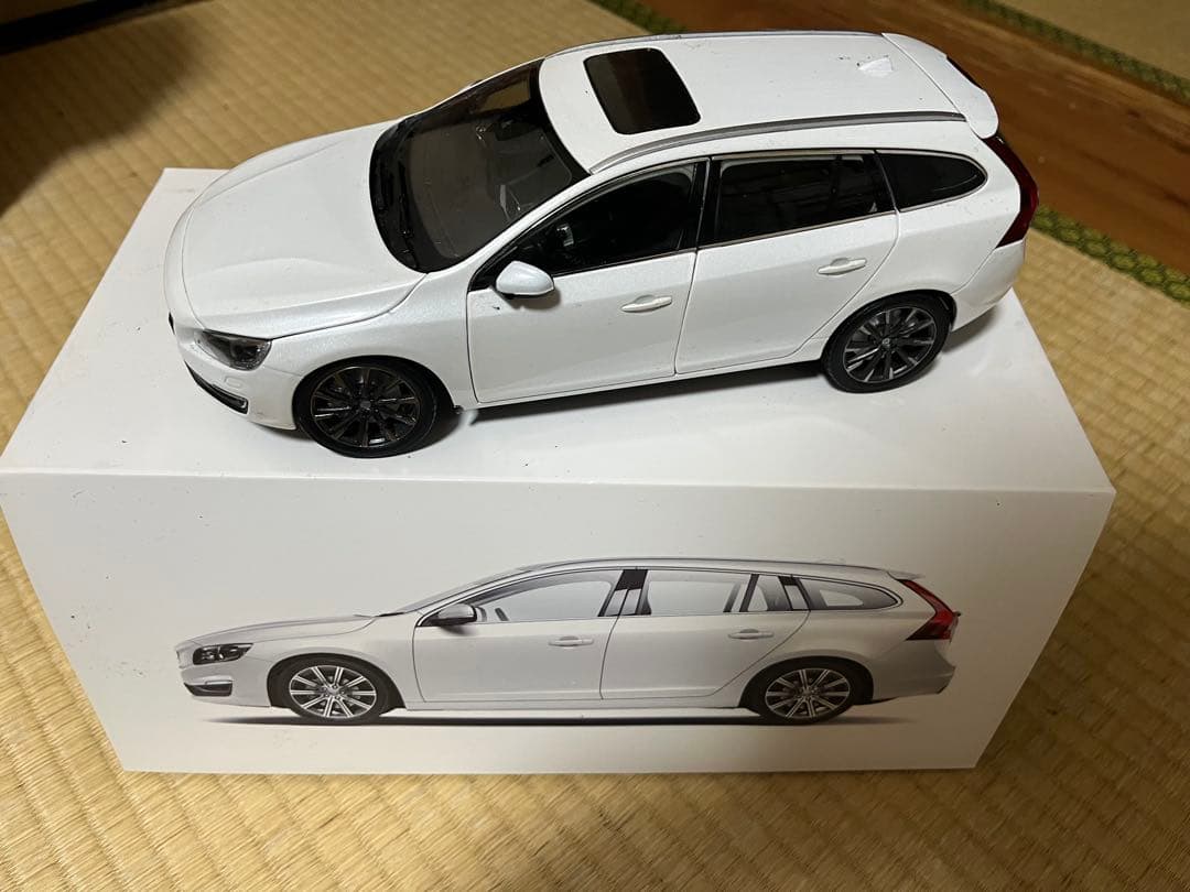 VOLVO V60 ホワイト ミニカー 18/1
