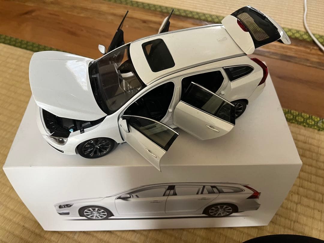 VOLVO V60 ホワイト ミニカー 18/1