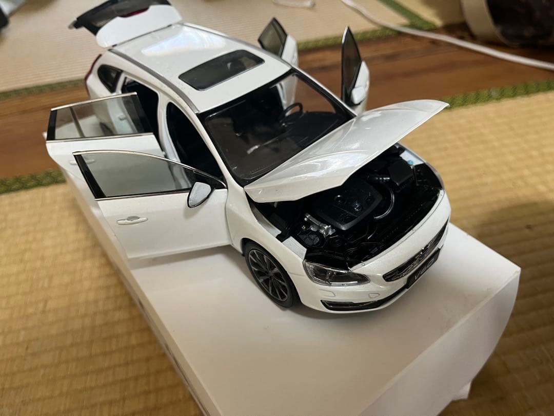 VOLVO V60 ホワイト ミニカー 18/1