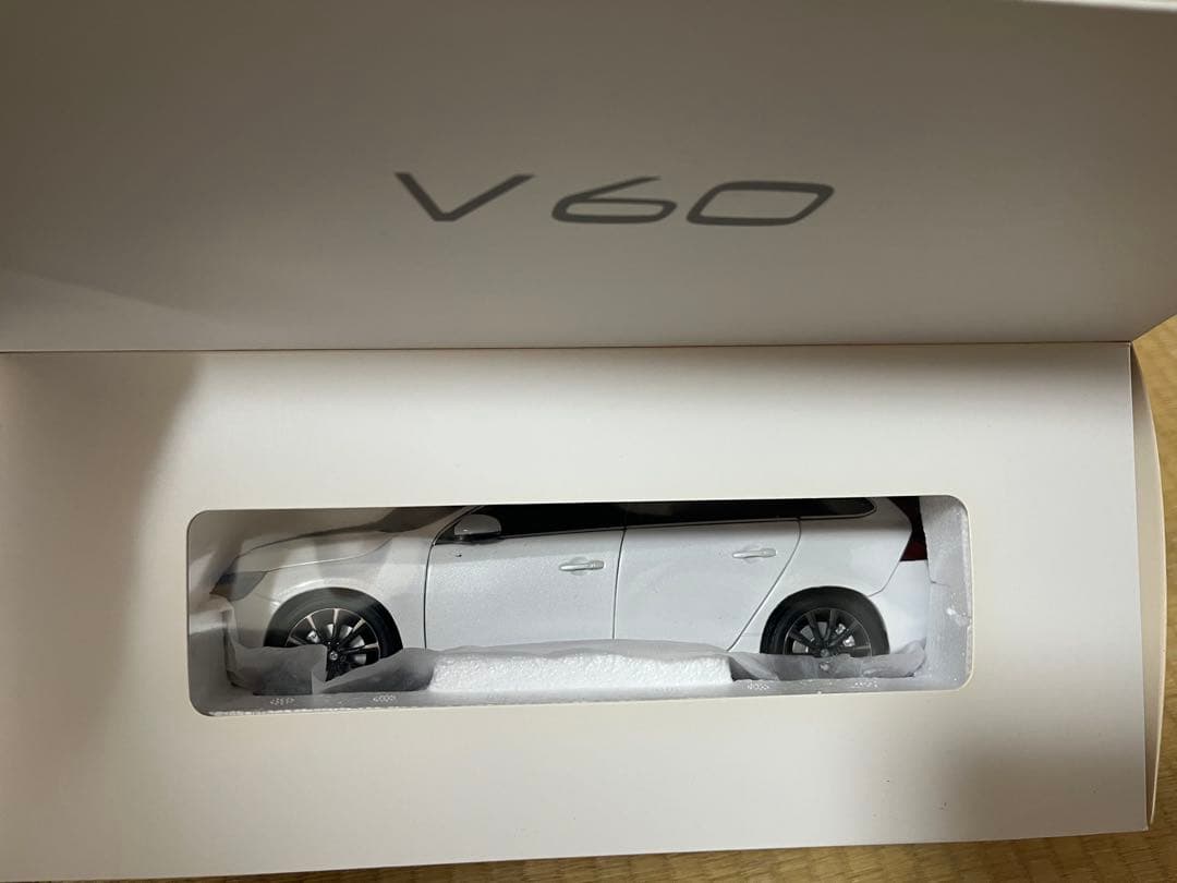 VOLVO V60 ホワイト ミニカー 18/1