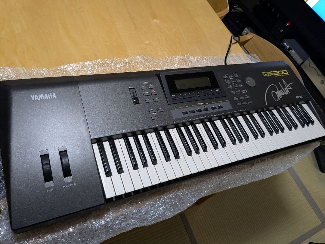 ヤマハ QS300 シンセサイザー USED美品　浅倉大介氏サイン入り