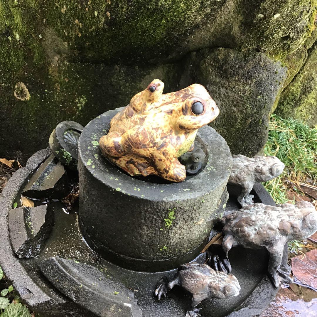 茶引き石臼　破損　庭オブジェ　銅引蛙付