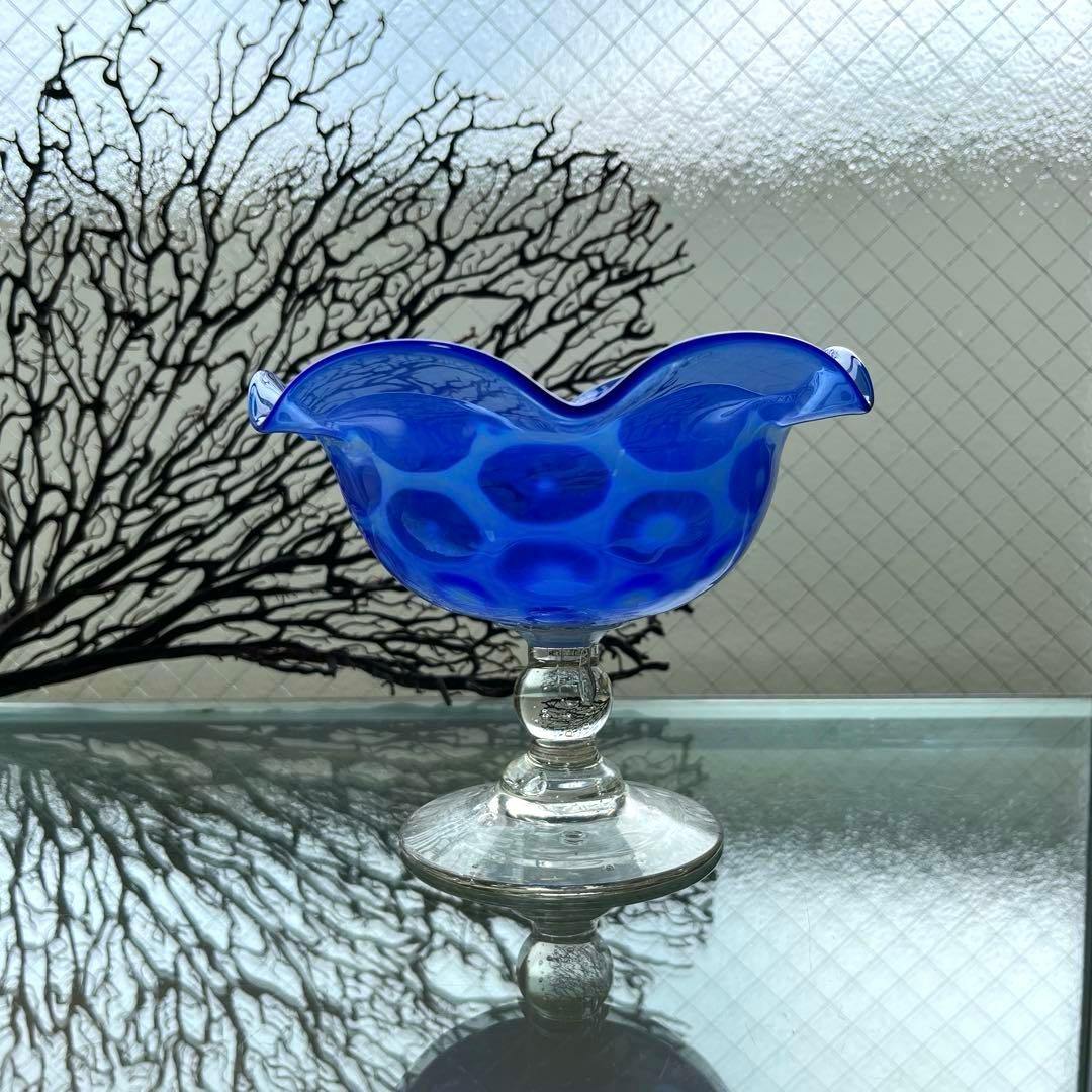 骨董　時代ガラス　希少　瑠璃色　乳白色　亀甲紋模様　フリル　コンポート　ウラン