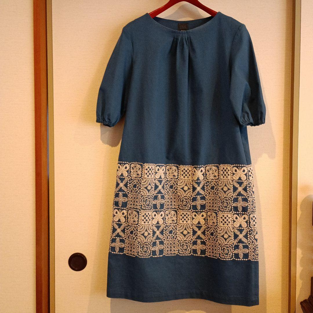 刺繍入り青の七分袖ひざ丈ワンピース