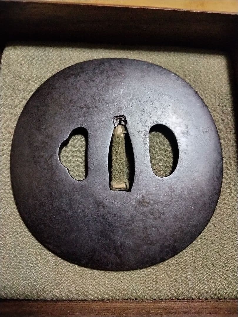 鉄鍔　鐔　(江府住宜秀　無文)　江戸時代　佐久間宜秀　箱付き