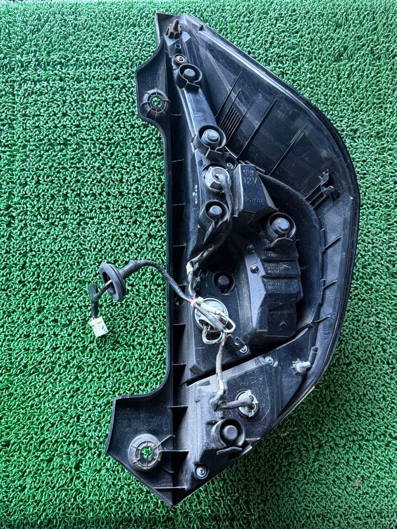 アクア DAA-NHP10 左テールランプ 81561-52D00
