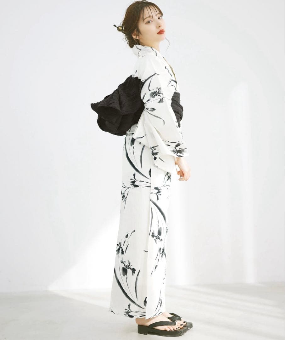 1人で着られる浴衣5点セット （ゆかた・兵児帯・下駄・着付け本・腰ひも）