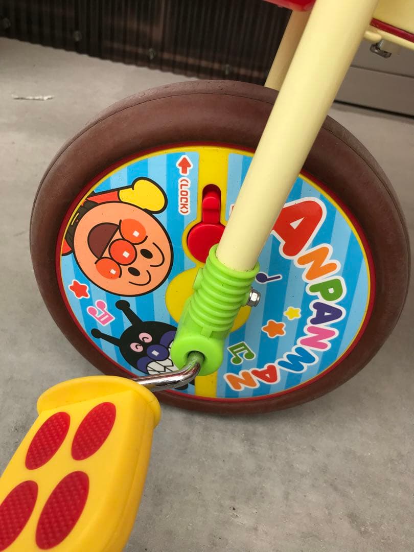 アンパンマン 三輪車 ヘルメット付　音楽ボタン付き 赤