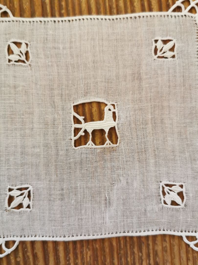アンティーク レティシアレース刺繍 鳥と三つ葉のニードルワーク リネンドイリー