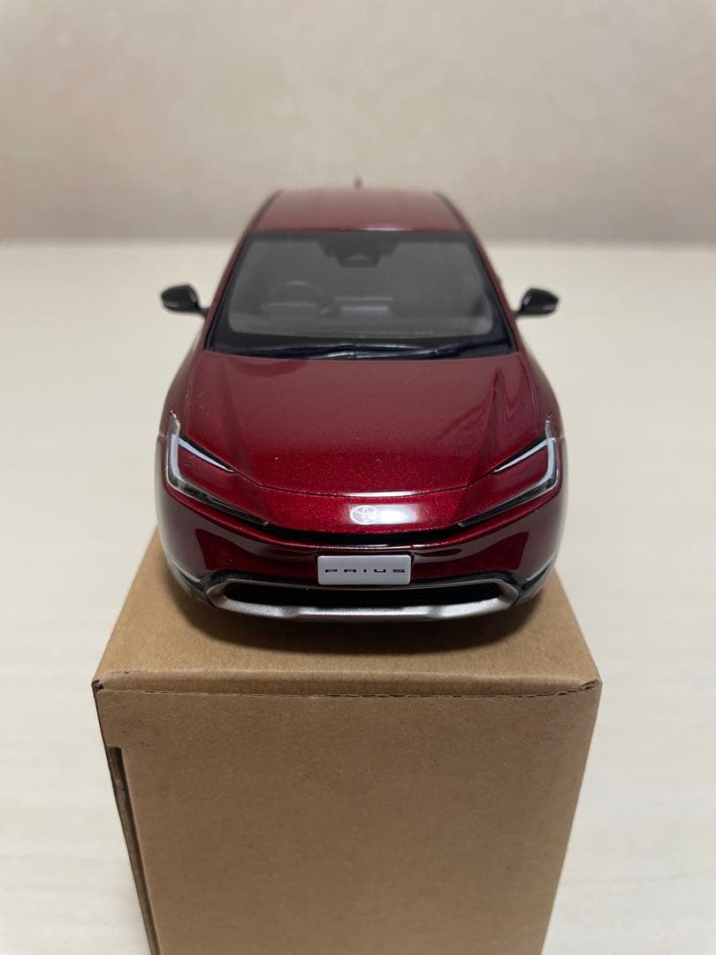 トヨタ プリウス 赤色 1/30スケールミニカー