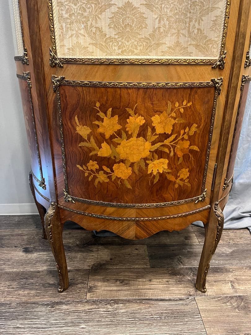 【イタリア製】 ガラスキャビネット ３面ガラス 飾り棚 象嵌細工 猫脚