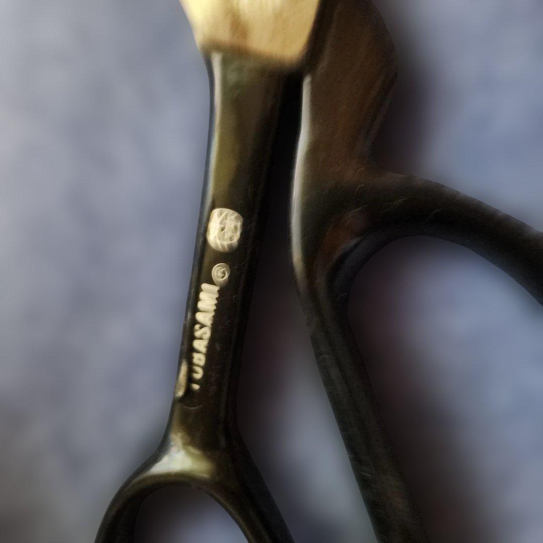 縫い物に使うハサミ。ハコは、少し痛んでます。