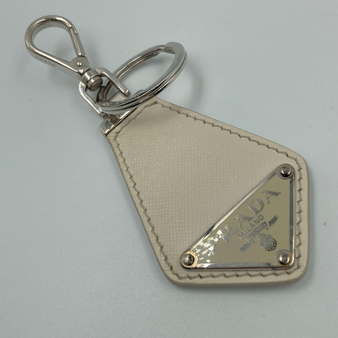 美品】プラダ キーリング キーホルダー 三角ロゴ ホワイト レザー