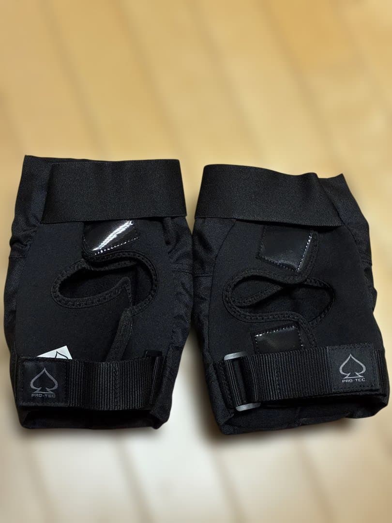 THREE WEATHER スケボーセット　ヘルメット　ニープロテクター