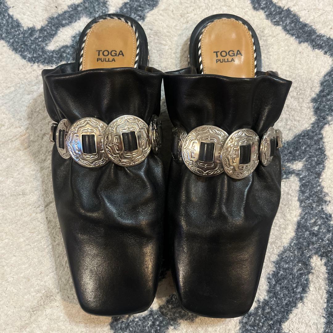 TOGA PULLA ブラックサンダル