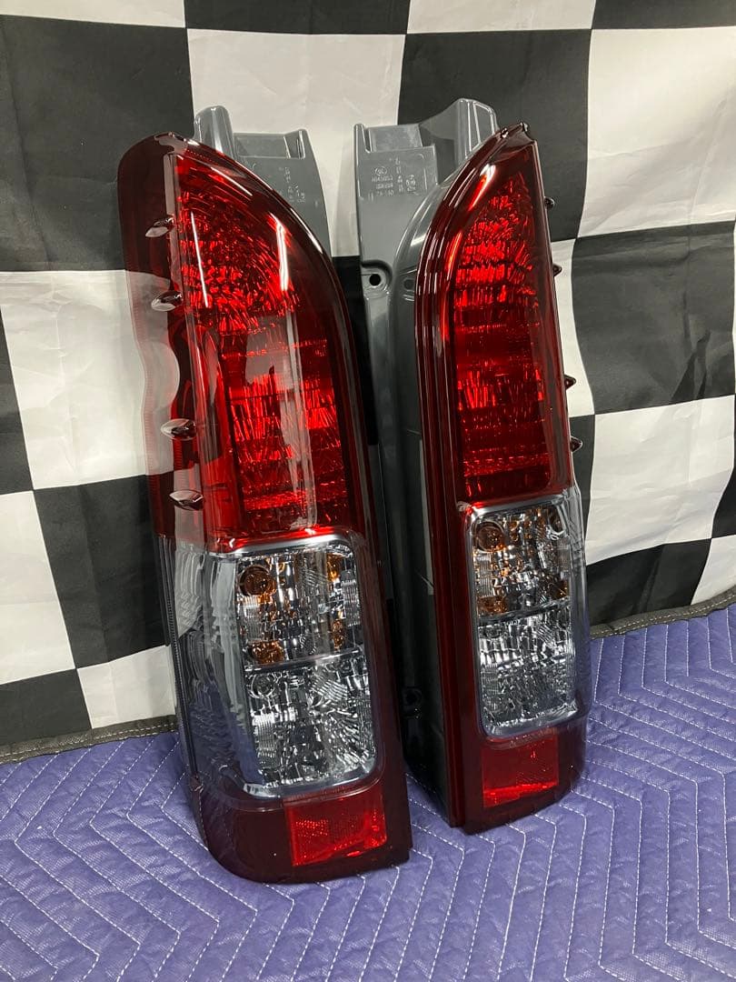 納車外し美品！ハイエース200系 純正テールランプ 左右セット スモークテール