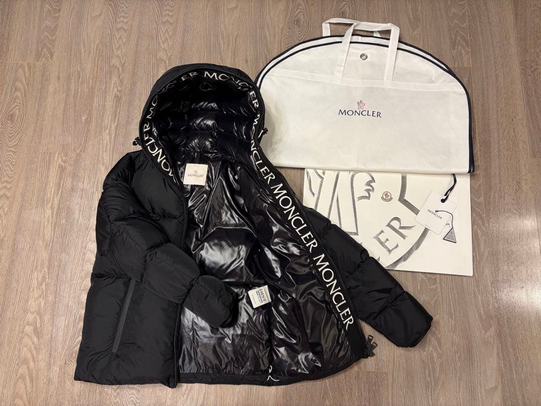 極美品 正規品 MONCLER ブラックダウンジャケット