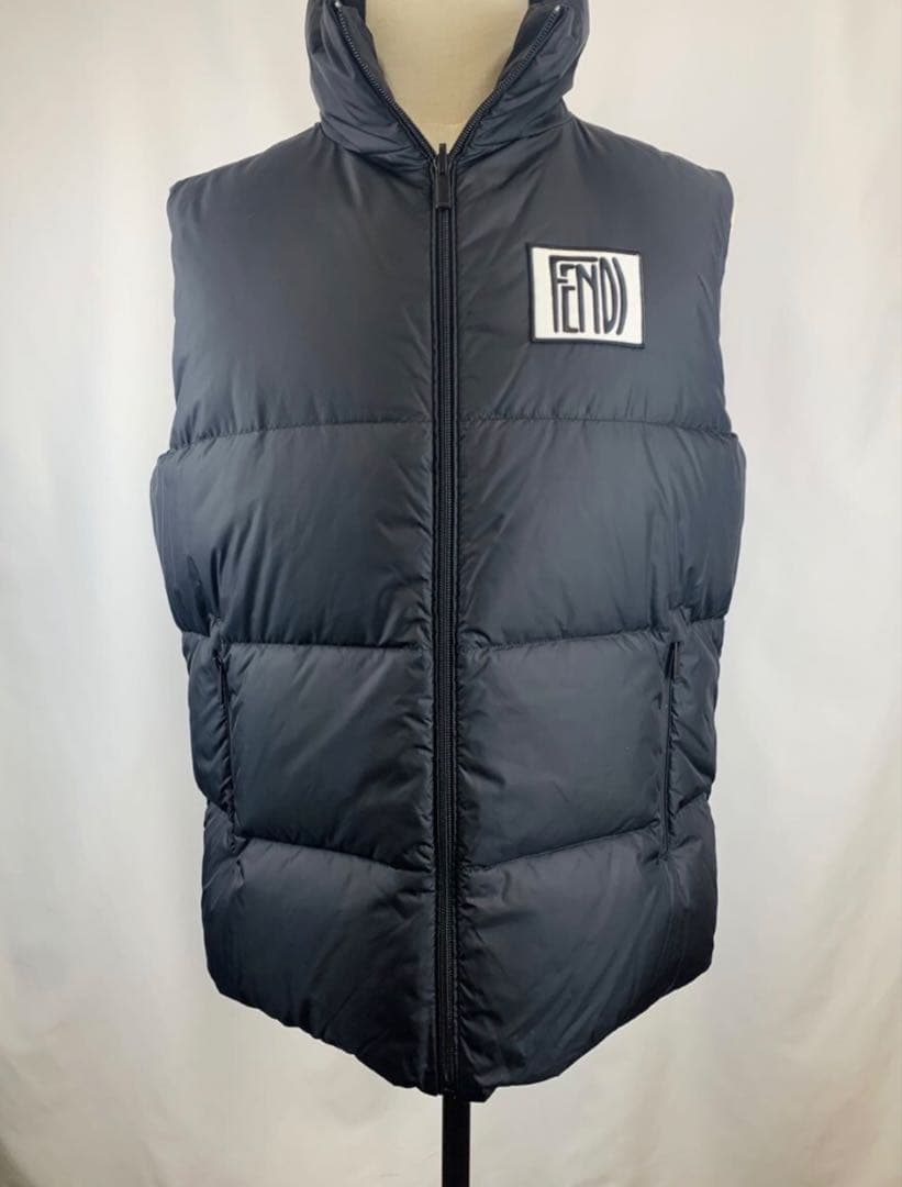 極美品FENDI フェンディ リバーシブルロゴダウンベスト【48】