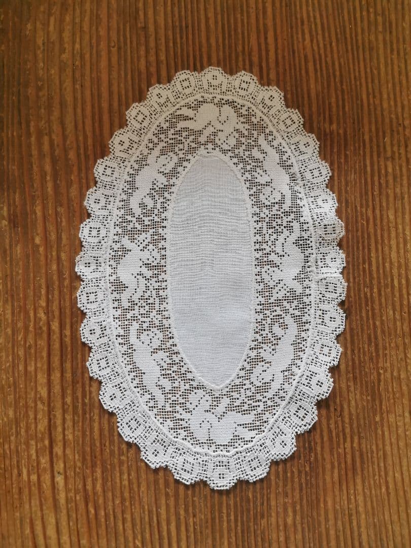 アンティーク イタリア 草花の中で遊ぶ子供の天使のフィレレース オーバルドイリー