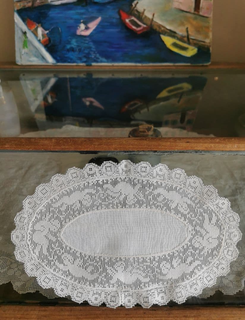 アンティーク イタリア 草花の中で遊ぶ子供の天使のフィレレース オーバルドイリー