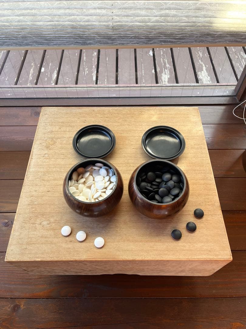 囲碁　脚付碁盤・碁石セット　桐箱カバー付き