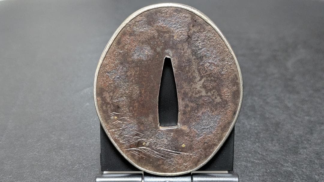 無銘：荒波の図 薩摩鍔 銀覆輪 鉄鍔