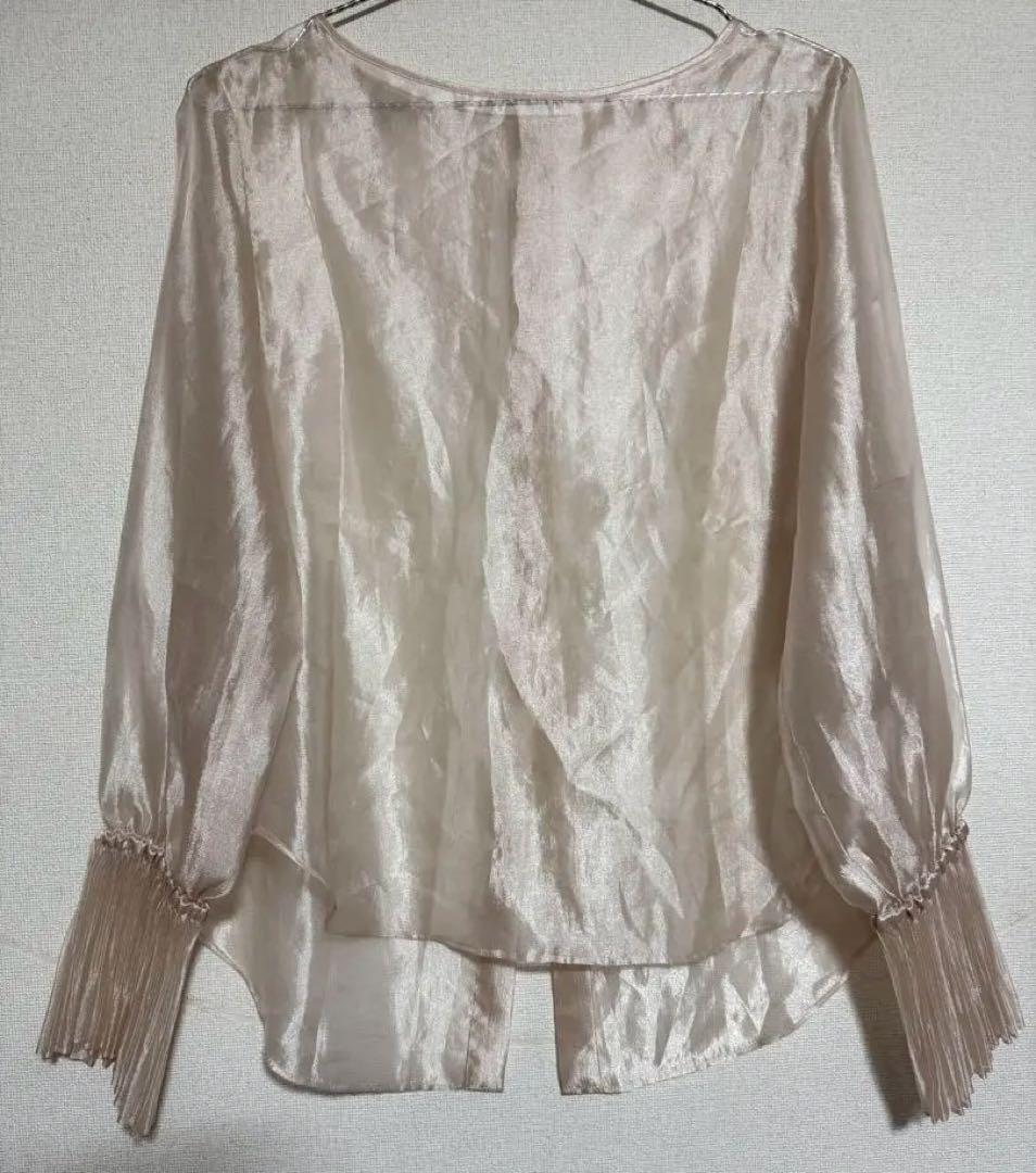 NOBLE パールシアープリーツカフスブラウス　ベージュ