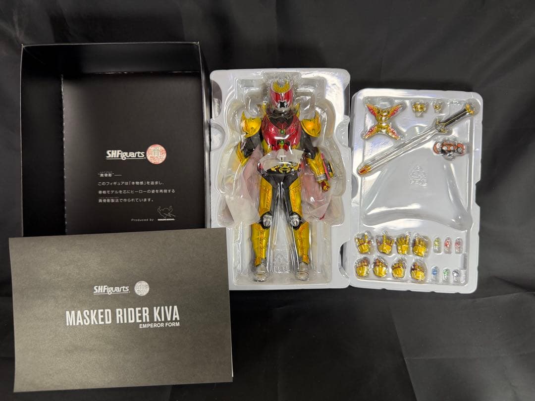 S.H.フィギュアーツ 真骨彫 仮面ライダーキバ エンペラーフォーム＋ダークキバ