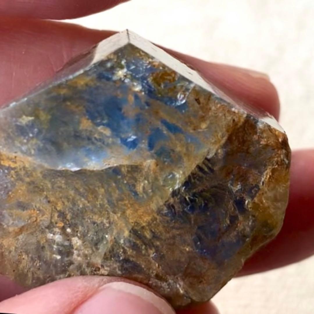 バイカラーベリル原石7/六角形わかりやすい色味