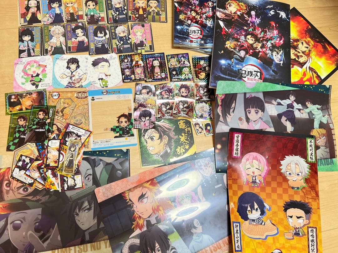 【美品】鬼滅の刃　アクスタ　ステッカー　ぬいぐるみ　缶バッジ　セット