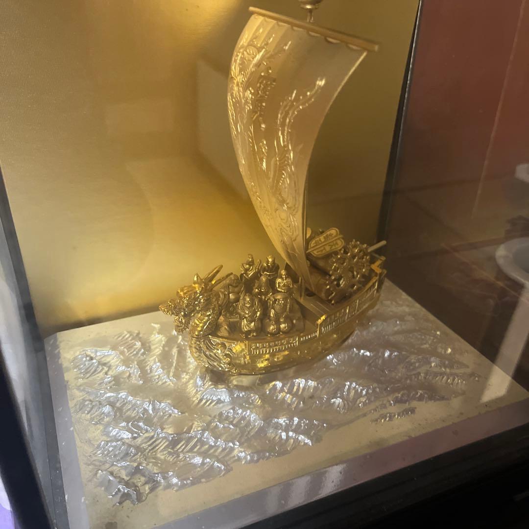金色の船の彫刻 ガラスケース入り