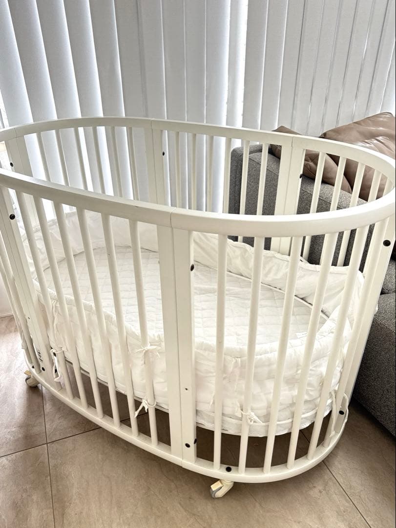 ストッケ　ホワイト楕円形ベビーベッド