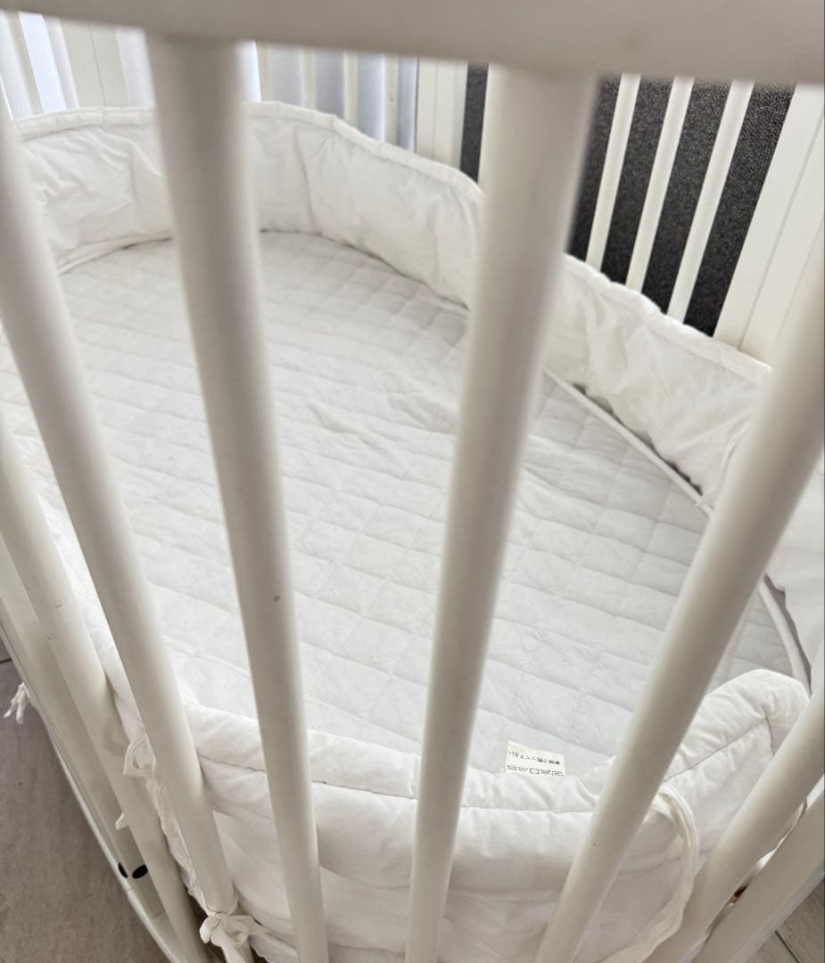 ストッケ　ホワイト楕円形ベビーベッド