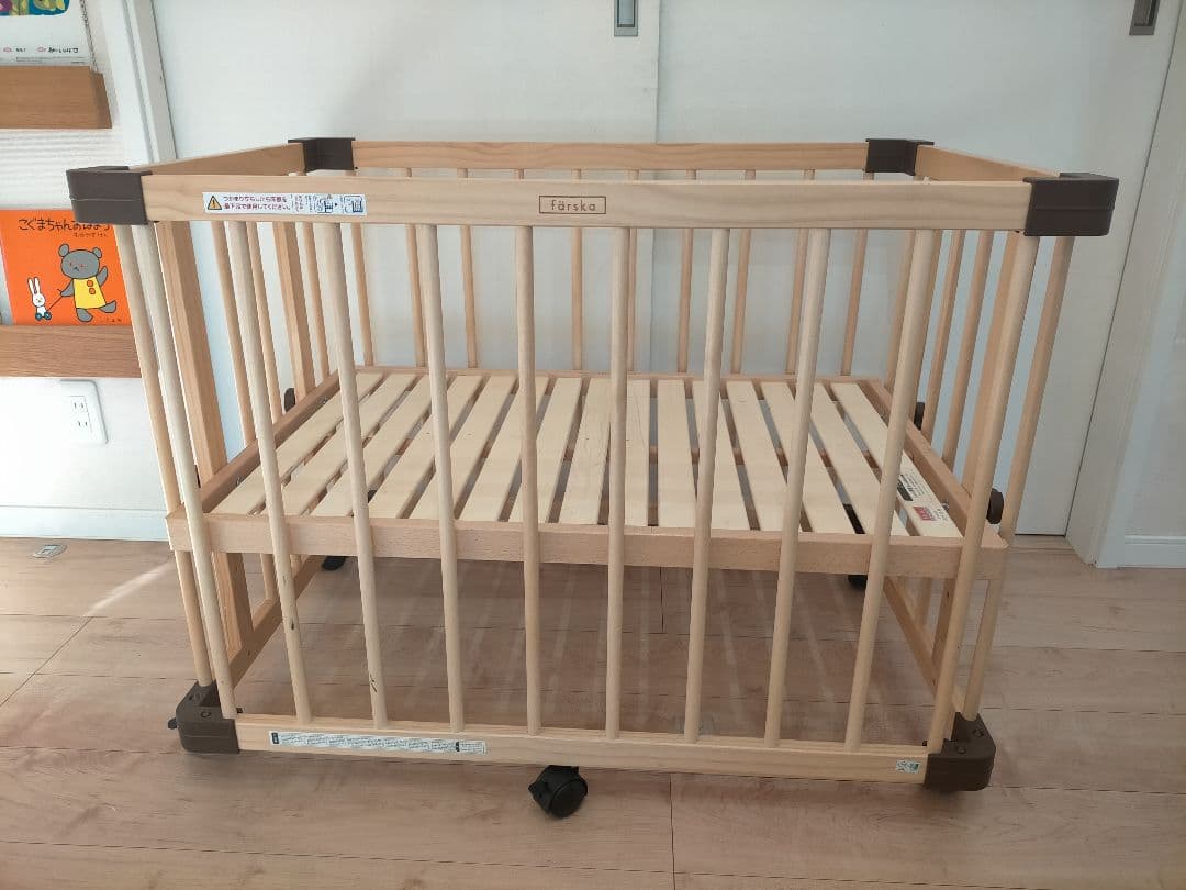 【美品】ファルスカ　ベビーベッド　ベッドサイド　キャスター付き