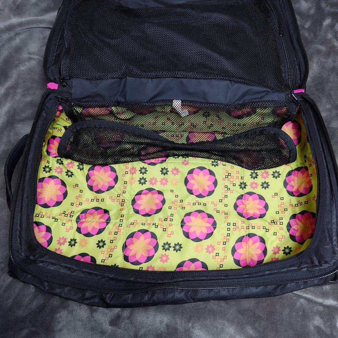 美品 DAKINE キャリーバッグ スーツケース 旅行バッグ ダカイン 黒ピンク