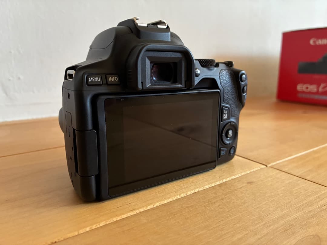 美品Canon EOS Kiss X10 標準&望遠(新品)ダブルレンズkit