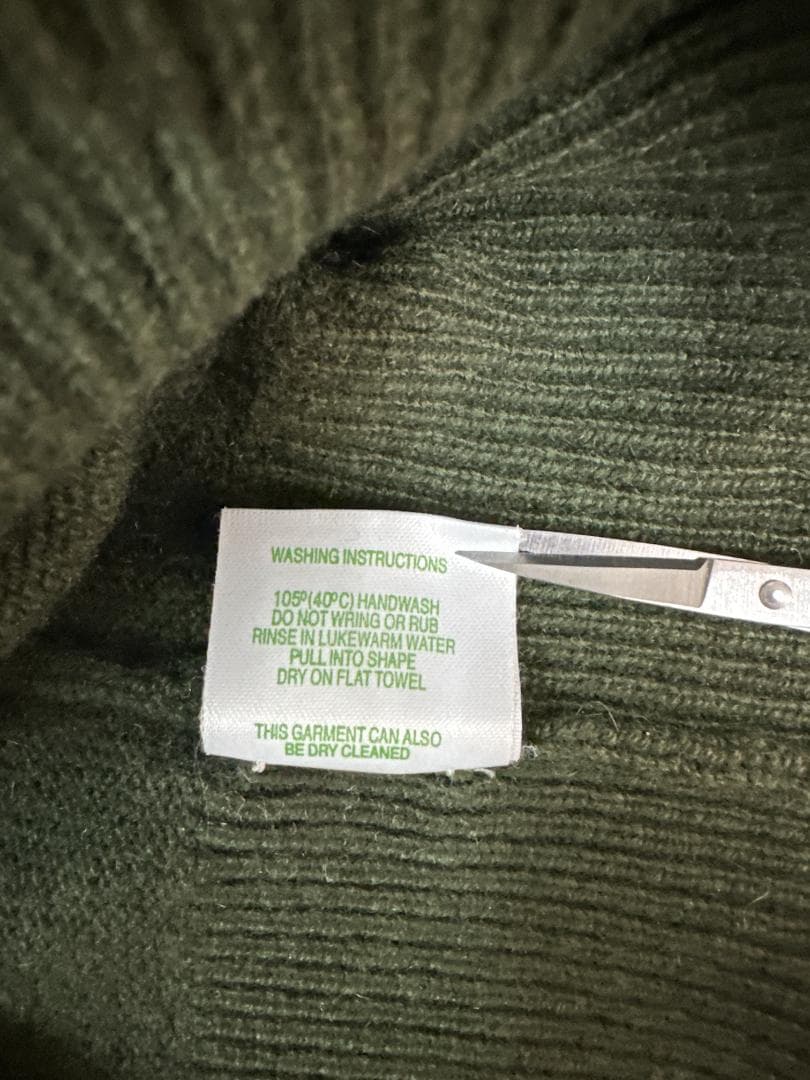 ジョンストンズ オブ エルガン ピュアカシミヤ製Vネックアーガイルセーター 44