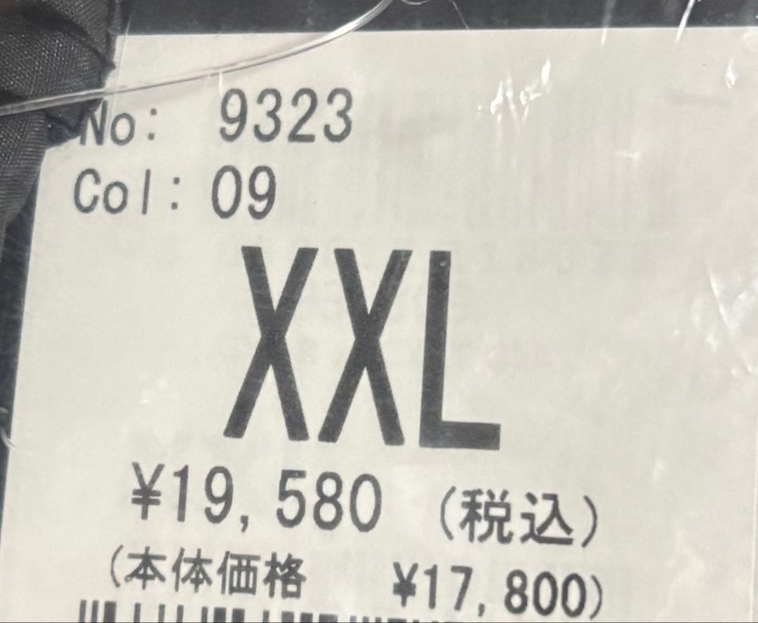 フード付き黒ダウンジャケット