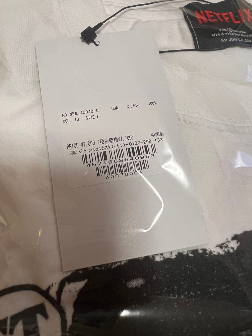 ストレンジャーシングス　V.A.のコラボTシャツ　アクキーつき