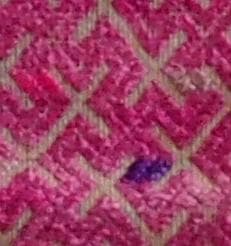 艶のある紫で卍・雷紋などを描く、中国チワン族の2枚繋ぎ刺繍布　1930年代頃の