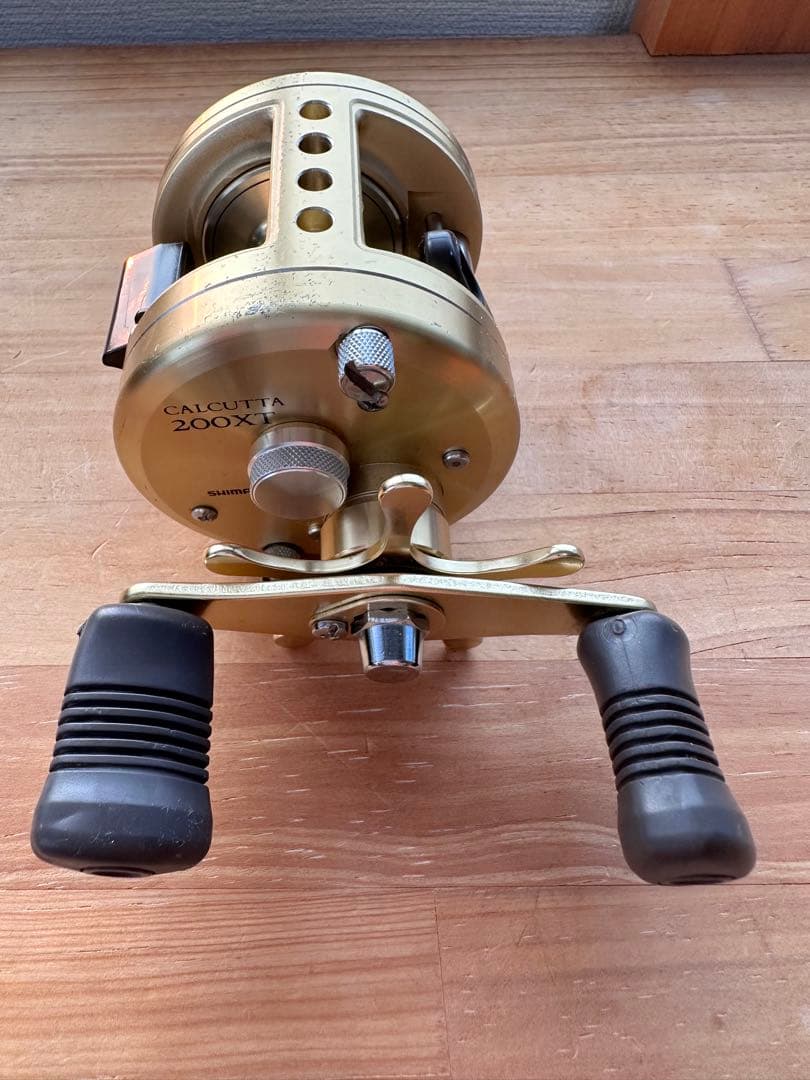 シマノSHIMANOカルカッタ200XT　右巻き