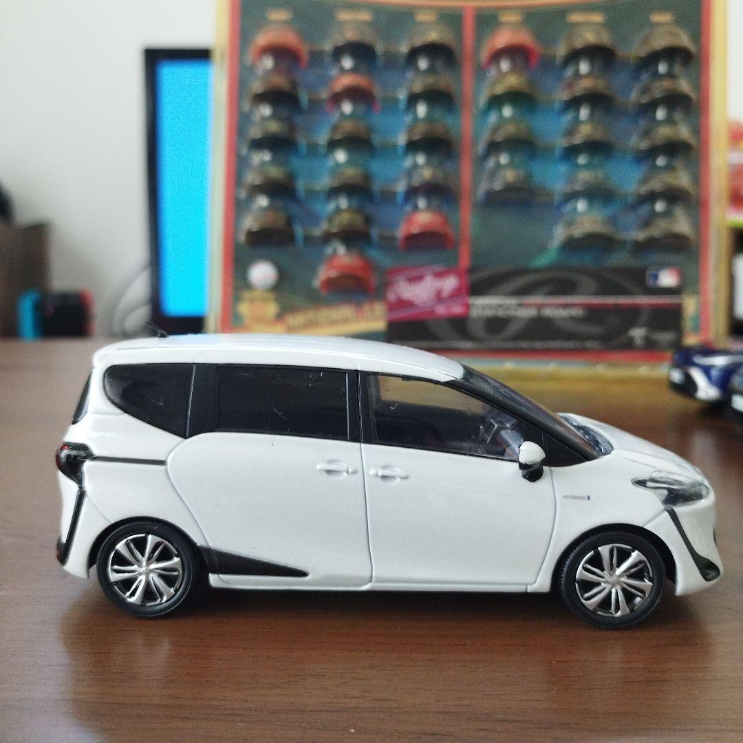 非売品トヨタ Sientaハイブリッド 1/30ミニカー ホワイト