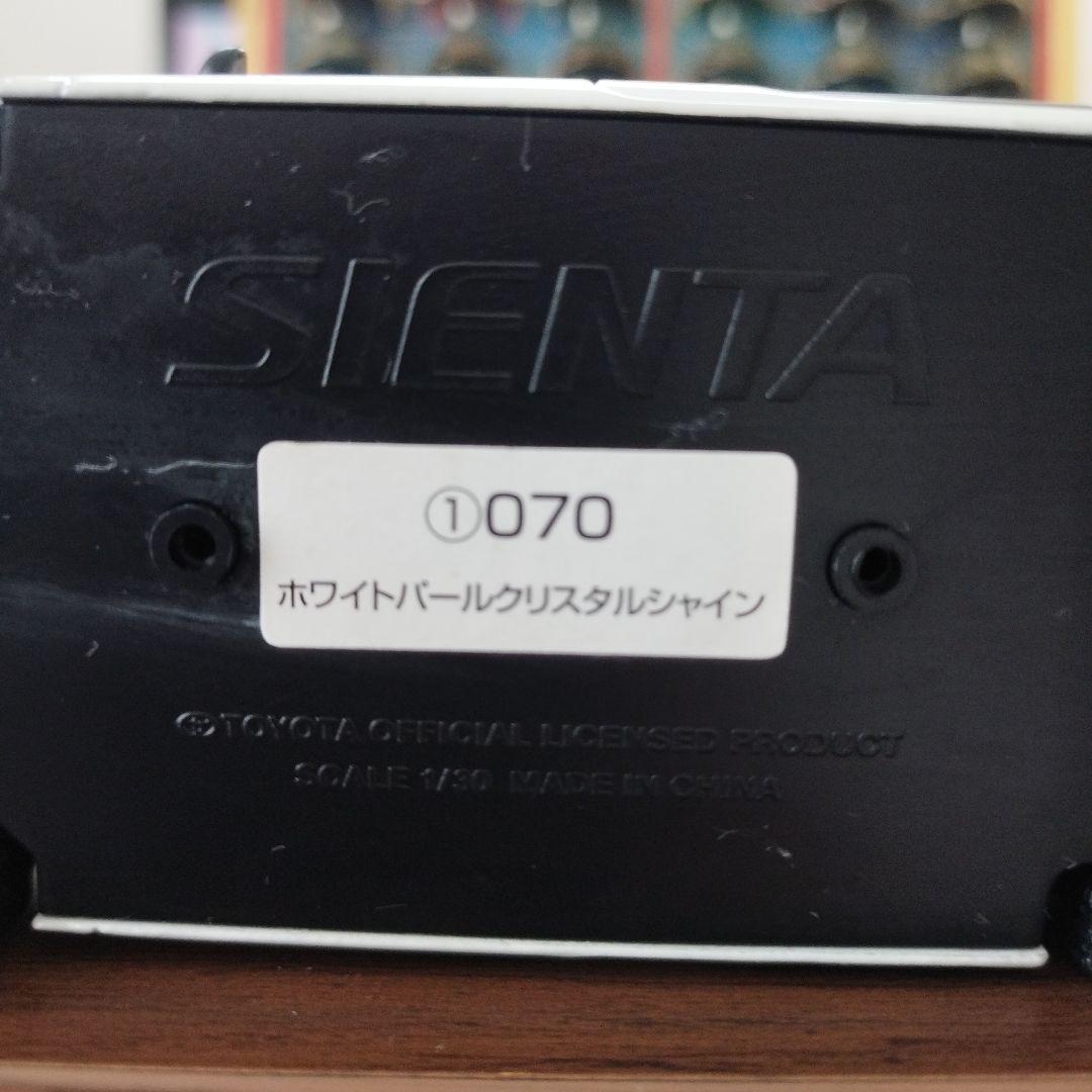 非売品トヨタ Sientaハイブリッド 1/30ミニカー ホワイト