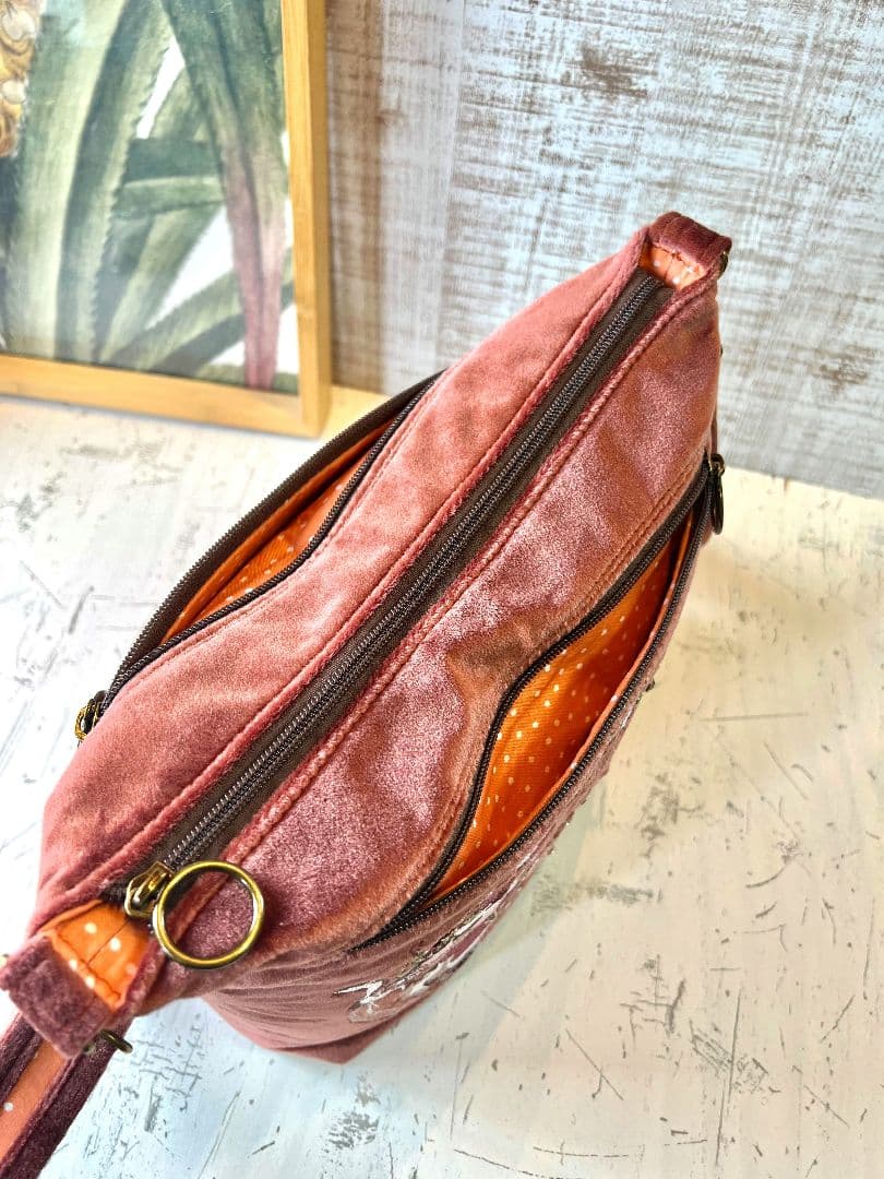 ロラライハリス♡テラコッタローズベロア♡刺繍のふんわり軽量ショルダーバッグ