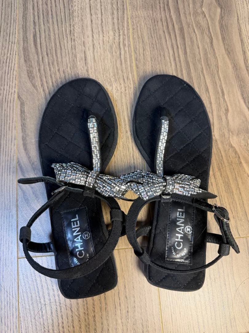 CHANEL ビジュー付きブラックサンダル