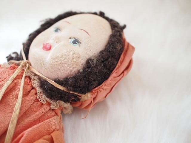 ＜イギリス　ヴィンテージ＞赤いドレスの女の子ドール