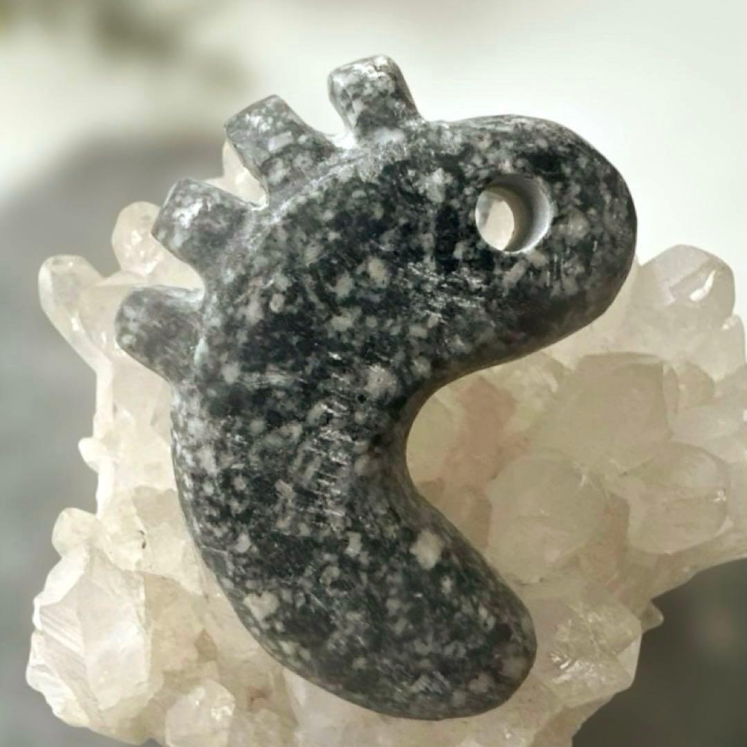 遠野霊石　願いを叶える龍神勾玉(光背)背ビレ切れ込み　獣型勾玉一ノ型