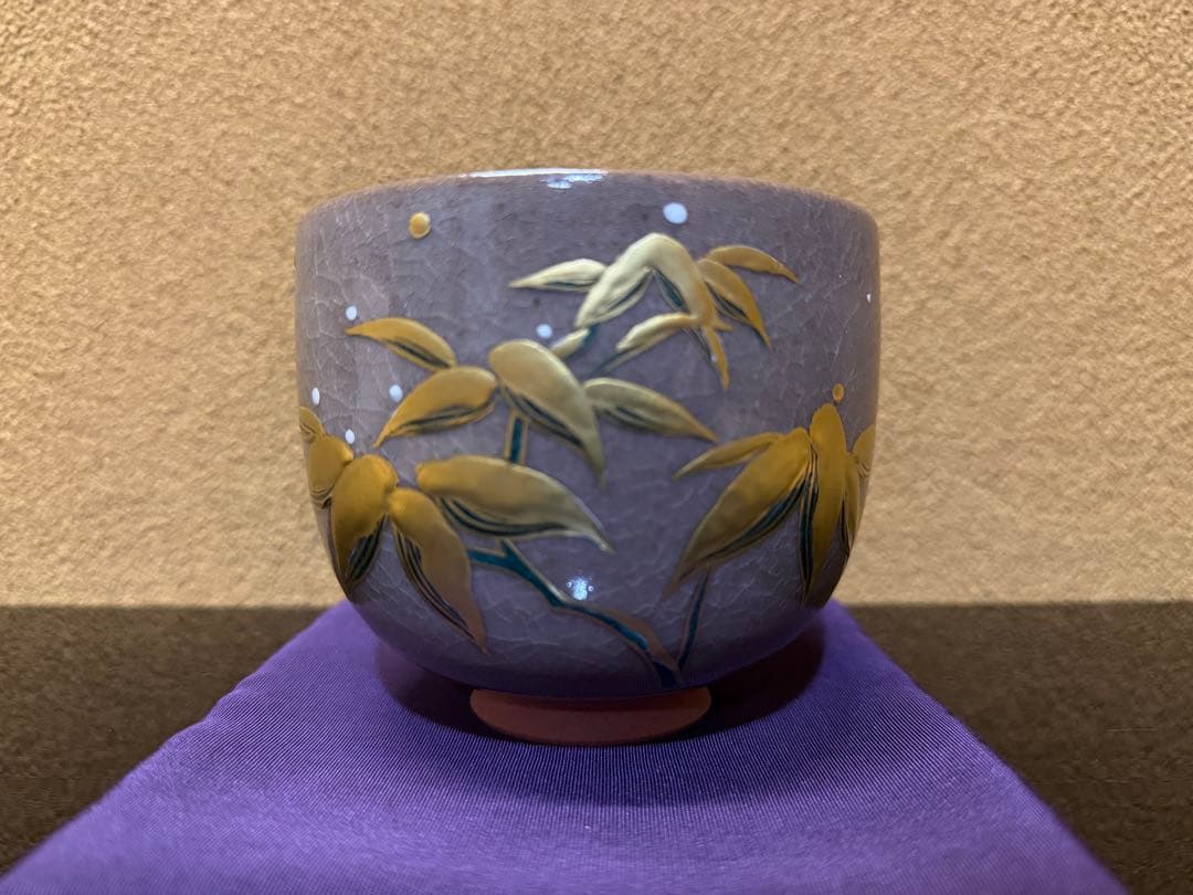京焼　杉田祥平　赫土地金彩雪笹画　茶碗　共箱