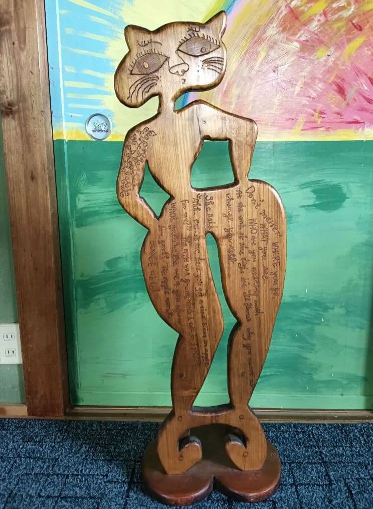 特大　猫型　木製アート彫刻　玄関先など幸せ招く猫